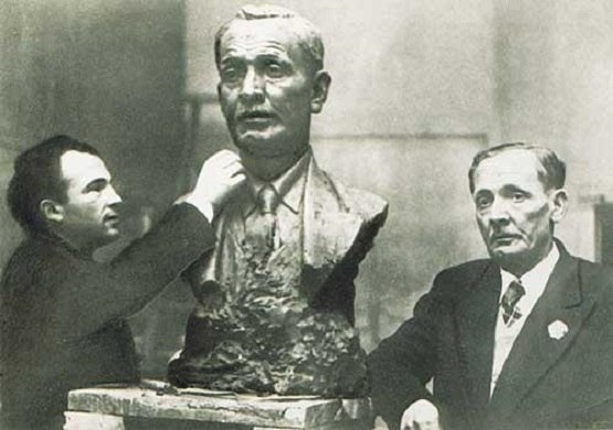 Янка Купала в мастерской Заира Азгура - 1939 год